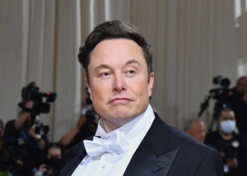 Elon Musk arrives for the 2022 Met Gala at the Metropolitan Museum of Art on May 2, 2022, in New York. - The Gala raises money for the Metropolitan Museum of Art's Costume Institute. The Gala's 2022 theme is "In America: An Anthology of Fashion". (Photo by Angela Weiss / AFP)