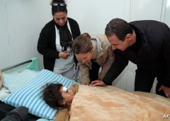 A handout picture released by the official Syrian Arab News Agency (SANA)on February 11, 2023, shows Syria's President Bashar al-Assad (R) and first lady Asma al-Assad (C) visiting a wounded survivor of the earthquake, that hit Turkey and Syria, at Tishreen University Hospital in Latakia. - The 7.8-magnitude quake struck early on January 6 as people slept, in a region where many had already suffered loss and displacement due to Syria's civil war. (Photo by SANA / AFP) / == RESTRICTED TO EDITORIAL USE - MANDATORY CREDIT "AFP PHOTO / HO /SYRIAN ARAB NEWS AGENCY SANA" - NO MARKETING NO ADVERTISING CAMPAIGNS - DISTRIBUTED AS A SERVICE TO CLIENTS ==