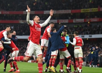 Arsenal's players celebrate at the end of the English Premier League football match between Arsenal and Bournemouth at the Emirates Stadium in London on March 4, 2023. - Arsenal won 3 - 2 against Bournemouth. (Photo by Glyn KIRK / AFP) / RESTRICTED TO EDITORIAL USE. No use with unauthorized audio, video, data, fixture lists, club/league logos or 'live' services. Online in-match use limited to 120 images. An additional 40 images may be used in extra time. No video emulation. Social media in-match use limited to 120 images. An additional 40 images may be used in extra time. No use in betting publications, games or single club/league/player publications. /
