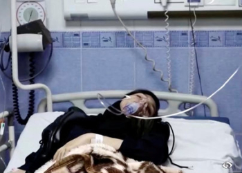 A young woman lies in hospital after reports of poisoning at an unspecified location in Iran in this still image from video from March 2, 2023. WANA/Reuters TV via REUTERS  ATTENTION EDITORS - THIS IMAGE HAS BEEN SUPPLIED BY A THIRD PARTY. IRAN OUT. NO COMMERCIAL OR EDITORIAL SALES IN IRAN. No use BBC Persian. No use VOA Persian. No use Manoto. No use Iran International.