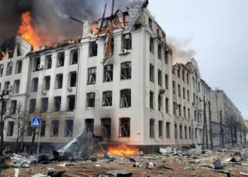 This handout picture released by the State Emergency Service of Ukraine, shows firefighters extinguishing a fire in the Kharkiv regional police department building, which is said was hit by recent shelling, in Kharkiv on March 2, 2022. (Photo by UKRAINE EMERGENCY MINISTRY PRESS SERVICE / AFP) / RESTRICTED TO EDITORIAL USE - MANDATORY CREDIT "AFP PHOTO / Ukraine Emergency Ministry press service / handout" - NO MARKETING - NO ADVERTISING CAMPAIGNS - DISTRIBUTED AS A SERVICE TO CLIENTS