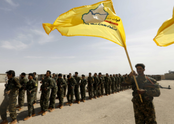 Members of the Syrian Democratic Forces (SDF), trained by the US-led coalition, participate in the graduation ceremony of their first regiment in al-Kasrah, in the suburb of eastern Syrian city of Deir Ezzor, on May 21, 2018.

 / AFP PHOTO / Delil souleiman