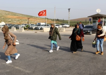 epa10500824 Syrians who were living in Hatay city, try to cross the Turkish-Syrian border at Cilvegozu border gate,Turkey, 03 March 2023. Tens of thousands of Syrians are returning to their country following the powerful earthquakes which struck the region on 06 February and again on 20 February resulting in more than 50,000 fatalities.  EPA/SEDAT SUNA