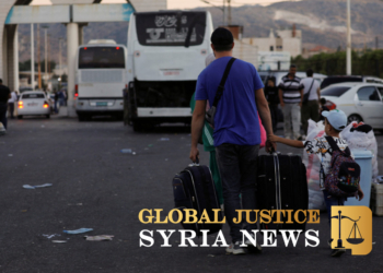 Syrians, who were living in Lebanon and returned to Syria due to ongoing hostilities between Hezbollah and Israeli forces, carry belongings at the Syrian-Lebanese border, in Jdaydet Yabous, Syria, September 25, 2024. REUTERS/Yamam al Shaar