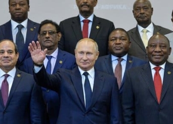 Russian President Vladimir Putin (C) gestures as Egypt's President Abdel Fattah al-Sisi (L) and South African President Cyril Ramaphosa (R) pose for a family photo with African countries leaders attending 2019 Russia-Africa Summit and Economic Forum in Sochi on October 24, 2019. (Photo by Alexei Druzhinin / SPUTNIK / AFP)