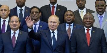 Russian President Vladimir Putin (C) gestures as Egypt's President Abdel Fattah al-Sisi (L) and South African President Cyril Ramaphosa (R) pose for a family photo with African countries leaders attending 2019 Russia-Africa Summit and Economic Forum in Sochi on October 24, 2019. (Photo by Alexei Druzhinin / SPUTNIK / AFP)